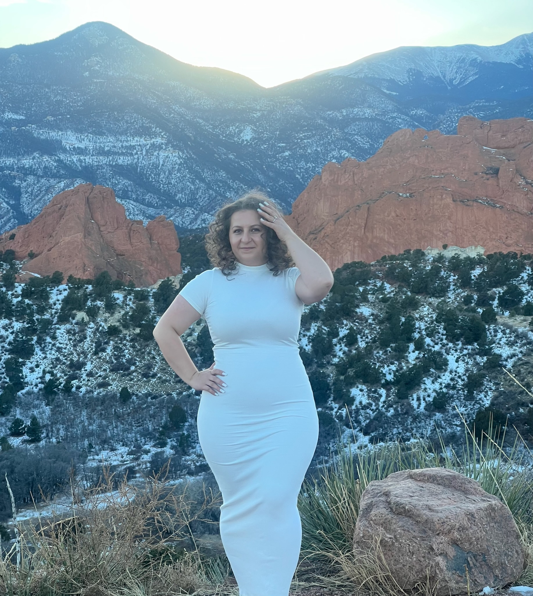 Emirjeta in front of Pikes Peak and the red rocks